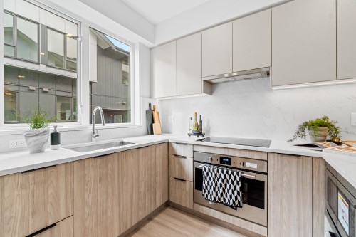 203-7161 17th Avenue  Burnaby, BC V3N 0K1