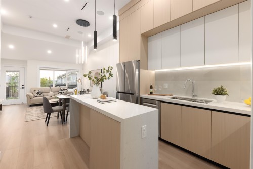 102-914 Rochester Avenue  Coquitlam, BC V3K 2W6