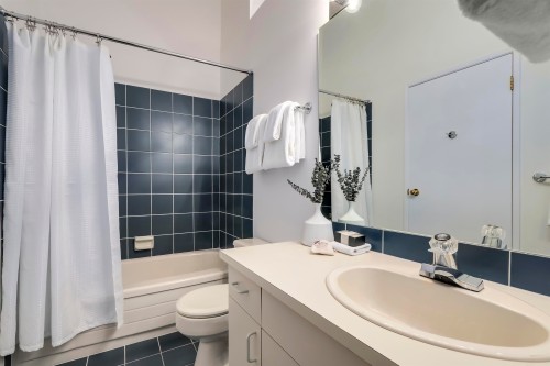 2564 6Th Avenue W, Vancouver, BC 