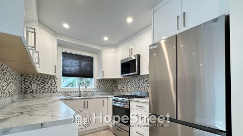 2451 Mowat Place, North Vancouver, BC 