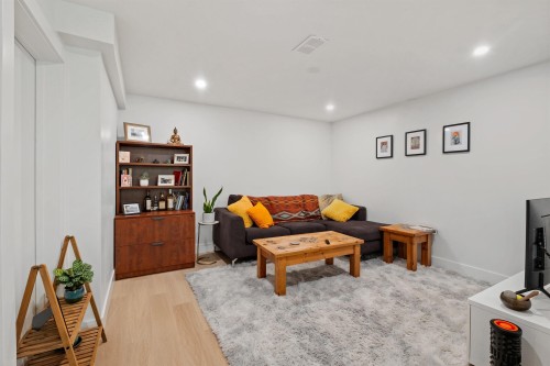 869 Clements Avenue, North Vancouver, BC 