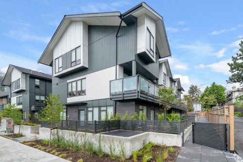 111-7161 17Th Avenue, Burnaby, BC 