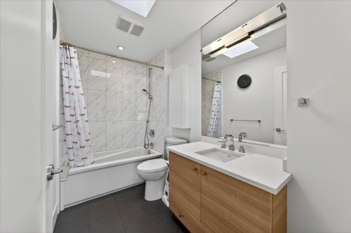 2-252 19Th Street E, North Vancouver, BC 