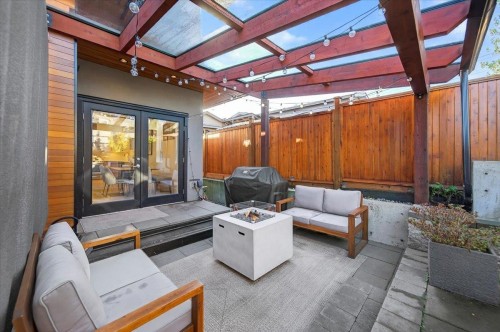 2-252 19Th Street E, North Vancouver, BC 