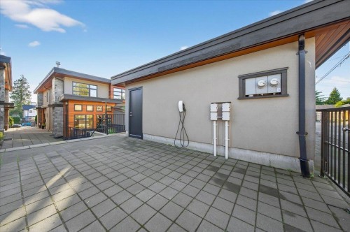 2-252 19Th Street E, North Vancouver, BC 