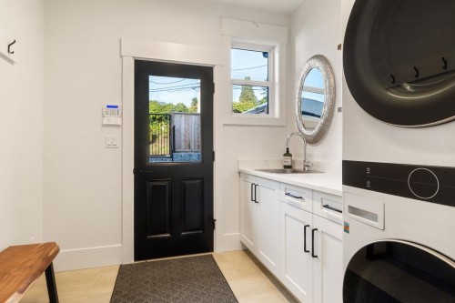 338 24Th Street W, North Vancouver, BC 