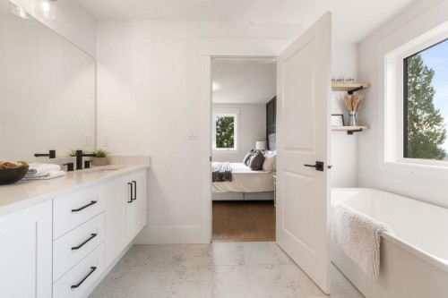 338 24Th Street W, North Vancouver, BC 