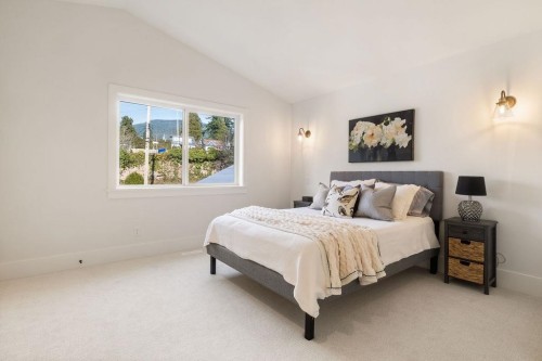 338 24Th Street W, North Vancouver, BC 