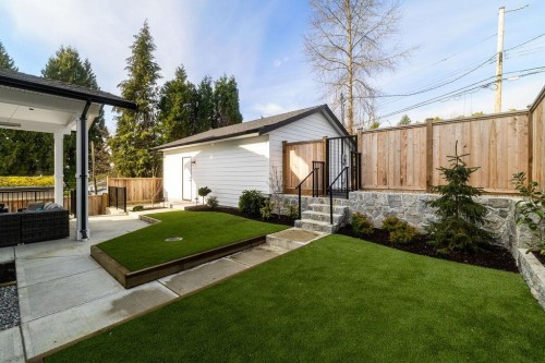 338 24Th Street W, North Vancouver, BC 