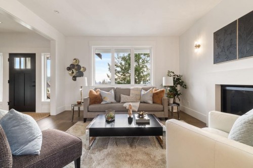 338 24Th Street W, North Vancouver, BC 