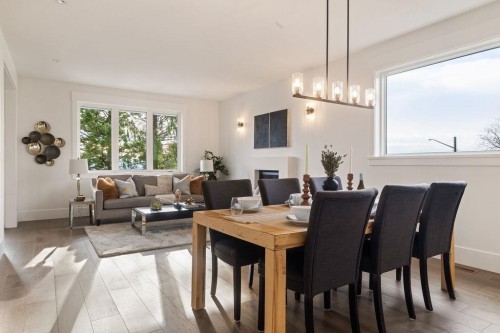 338 24Th Street W, North Vancouver, BC 