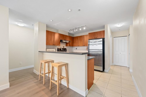 417-7089 Mont Royal Square, Vancouver, BC 