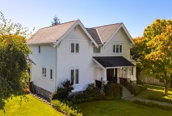 2040 58th Avenue W Vancouver, BC V6P 1X4