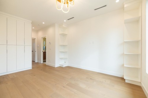 8057 18Th Avenue, Burnaby, BC 