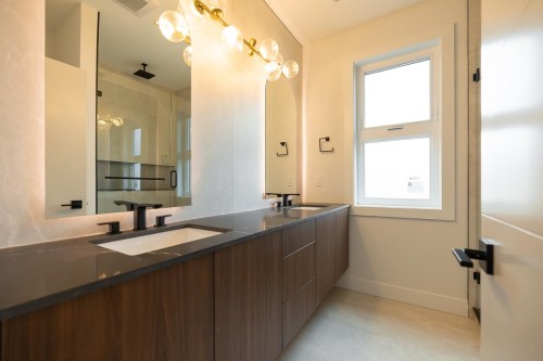 8057 18Th Avenue, Burnaby, BC 