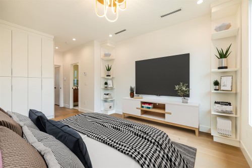 8057 18Th Avenue, Burnaby, BC 