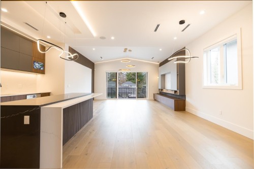 8057 18Th Avenue, Burnaby, BC 