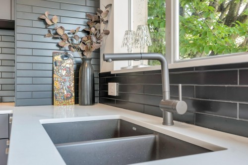 101-2135 Argyle Avenue, West Vancouver, BC 