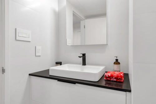 101-2135 Argyle Avenue, West Vancouver, BC 