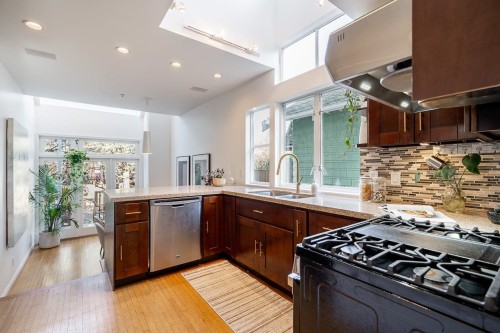 3241 6Th Avenue W, Vancouver, BC 