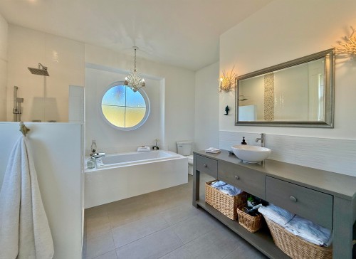 605 Woodland Avenue, Gibsons, BC 