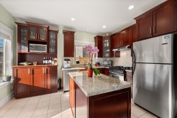 720 68th Avenue W Vancouver, BC V6P 2T9