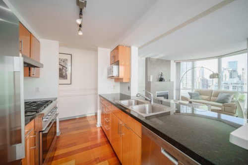 1906-1077 Marinaside Crescent, Vancouver, BC 