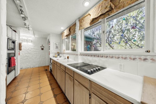 1670 Ayleslynn Drive, North Vancouver, BC 