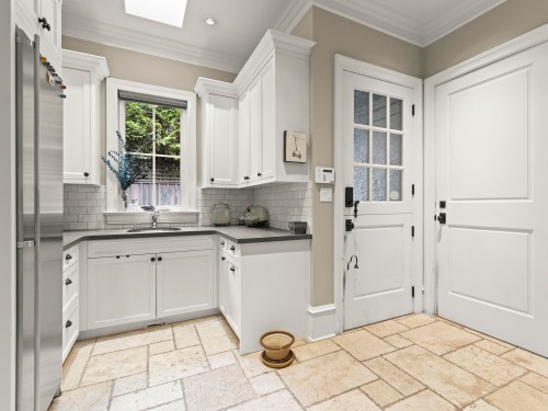 5559 Alma Street, Vancouver, BC 