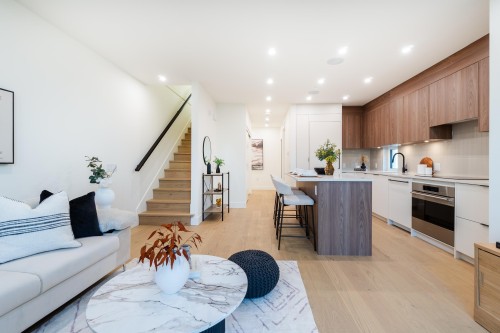 122-1552 3Rd Avenue E, Vancouver, BC 