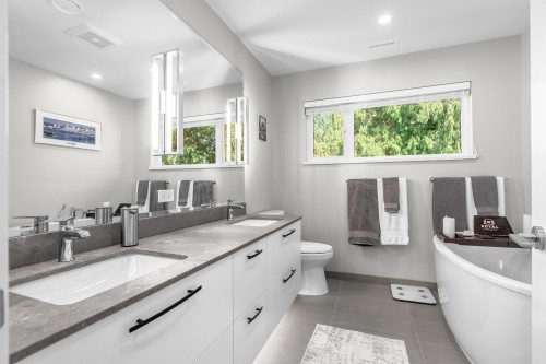 4676 Capilano Road, North Vancouver, BC 