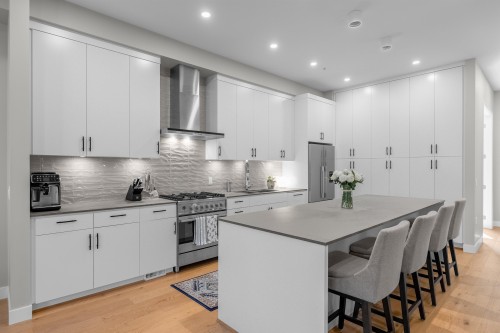 4676 Capilano Road, North Vancouver, BC 