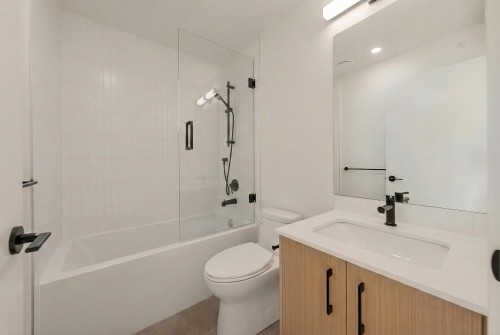 Th8-324 Ridgeway Avenue E, North Vancouver, BC 