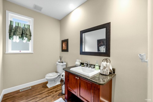 2244 Edgemont Boulevard, North Vancouver, BC 