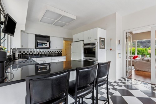 5607 Eagle Harbour Road, West Vancouver, BC 