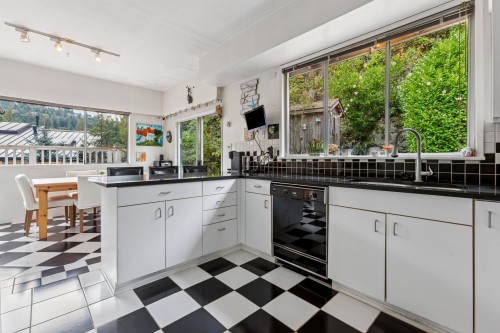 5607 Eagle Harbour Road, West Vancouver, BC 