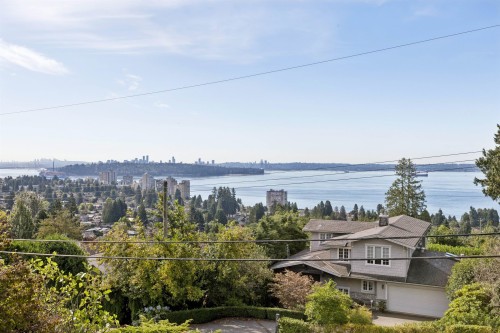 2545 Palmerston Avenue, West Vancouver, BC 