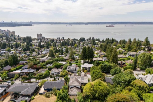 2545 Palmerston Avenue, West Vancouver, BC 