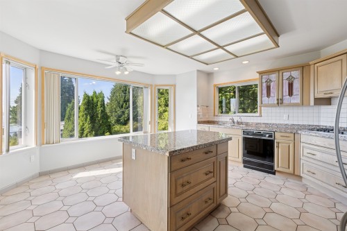 2545 Palmerston Avenue, West Vancouver, BC 