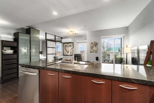 213-1288 Chesterfield Avenue, North Vancouver, BC 