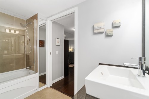 213-1288 Chesterfield Avenue, North Vancouver, BC 