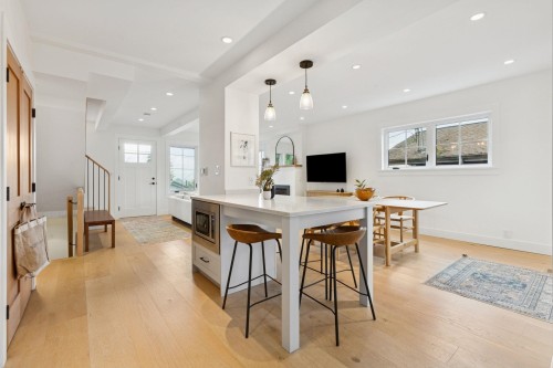 230 28Th Street E, North Vancouver, BC 