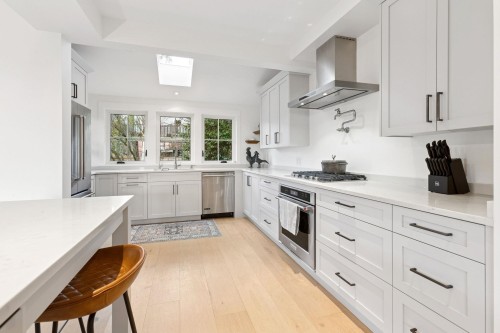 230 28Th Street E, North Vancouver, BC 