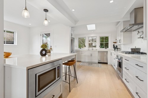 230 28Th Street E, North Vancouver, BC 