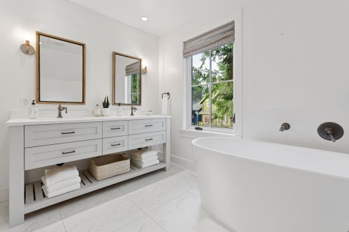 230 28Th Street E, North Vancouver, BC 