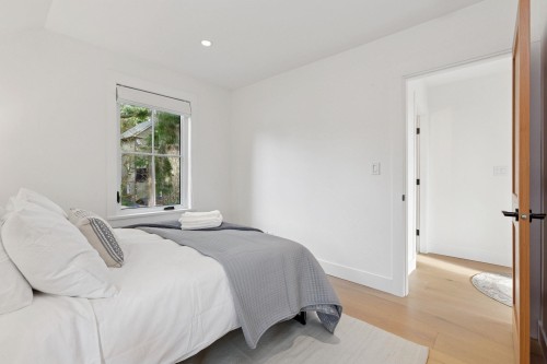 230 28Th Street E, North Vancouver, BC 