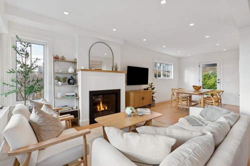 230 28Th Street E, North Vancouver, BC 