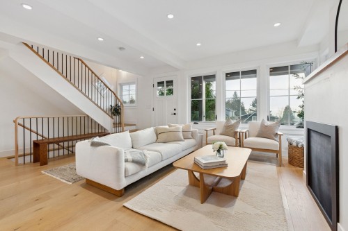 230 28Th Street E, North Vancouver, BC 