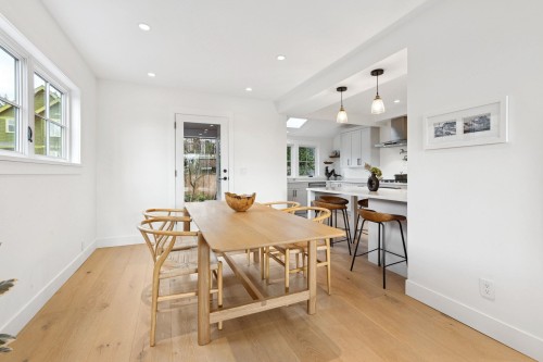 230 28Th Street E, North Vancouver, BC 