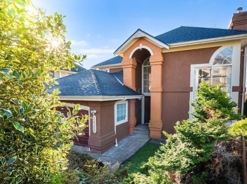 2622 Sandstone Crescent  Coquitlam, BC V3E 2T8